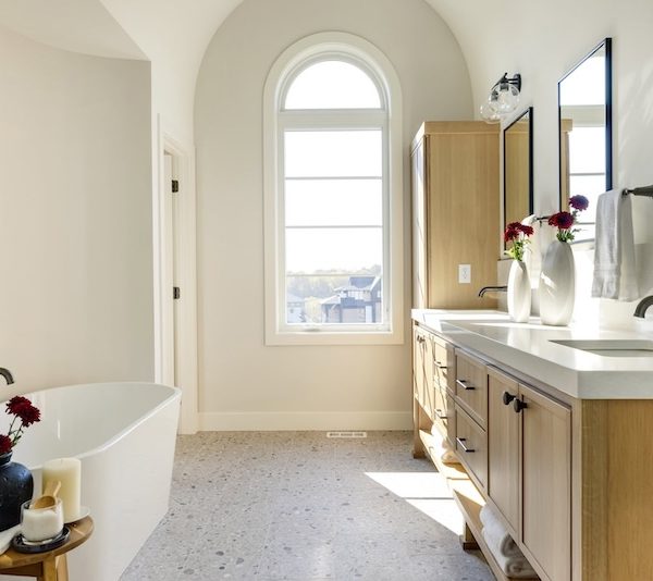 Light And Bright En Suite Bathroom